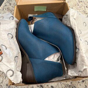 Journee Collection Women's Blue Suede Booties